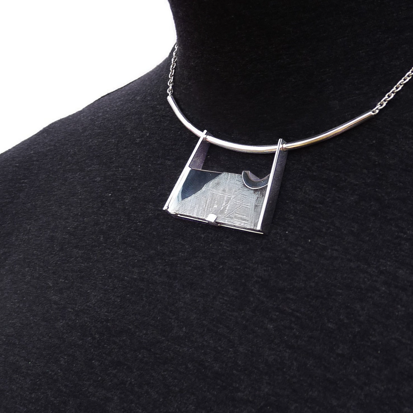 Collier en argent 925 et météorite de Norvège. Pièce unique fabriquée entièrement à la main en France .🛠️ Disponible pour femme et homme 🚀.