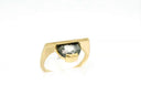 Épure et caractère. La bague The Slide Demi Lune allie l’audace d’un diamant Salt and Pepper brut à l’élégance d’un design Art déco. Un bijou unisexe, puissant et symbolique, pour marquer les instants clés avec justesse.