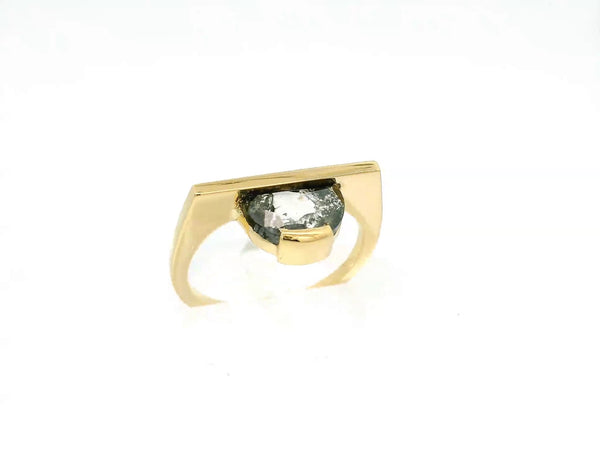 Épure et caractère. La bague The Slide Demi Lune allie l’audace d’un diamant Salt and Pepper brut à l’élégance d’un design Art déco. Un bijou unisexe, puissant et symbolique, pour marquer les instants clés avec justesse.