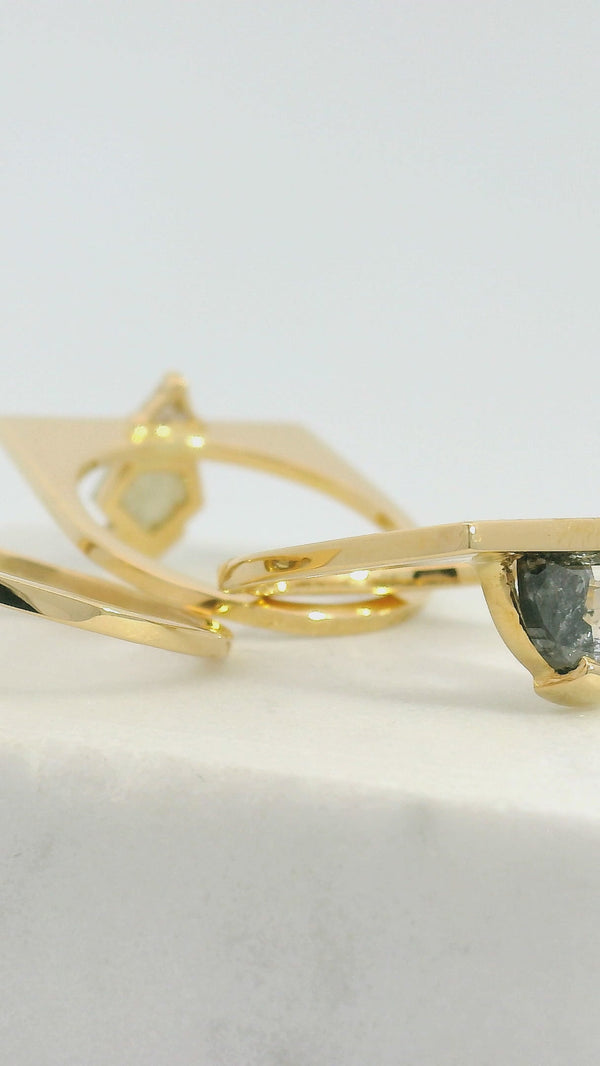 Épure et caractère. La bague The Slide – Demi Lune allie l’audace d’un diamant Salt and Pepper brut à l’élégance d’un design Art déco. Un bijou unisexe, puissant et symbolique, pour marquer les instants clés avec justesse.